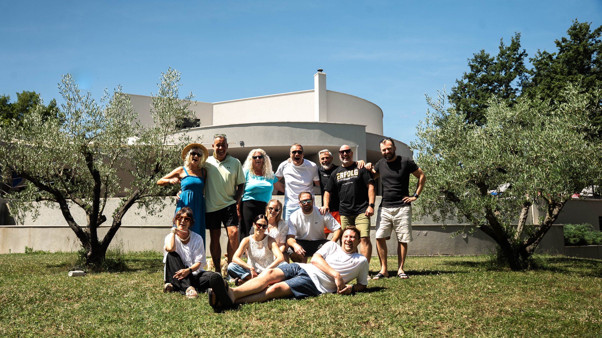 Ralf Schmitz mit seinem Team in Kroatien, alle mit erhobenen Armen