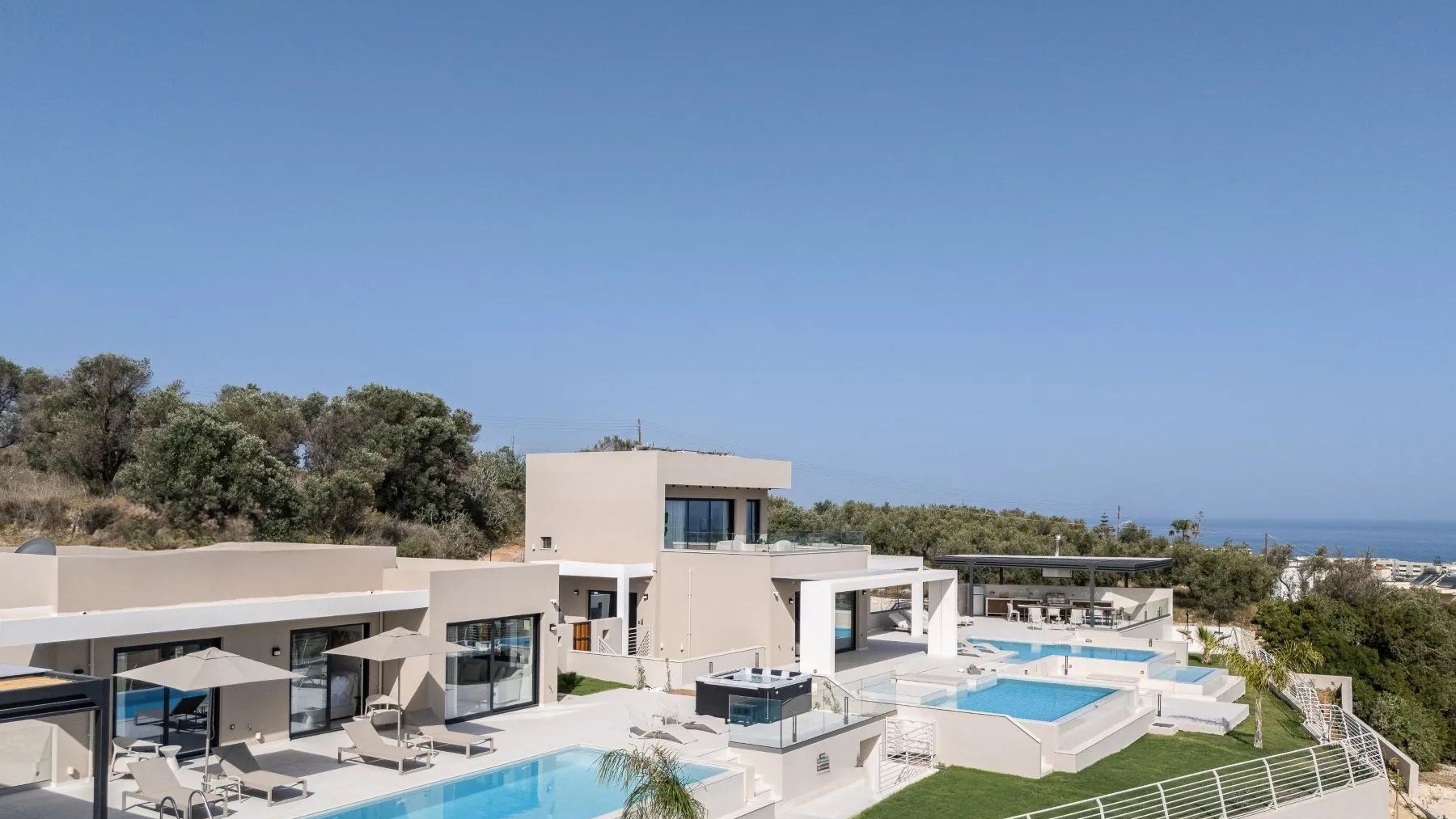Sonnenuntergang über dem Meer, Infinity-Pool einer Villa auf Kreta