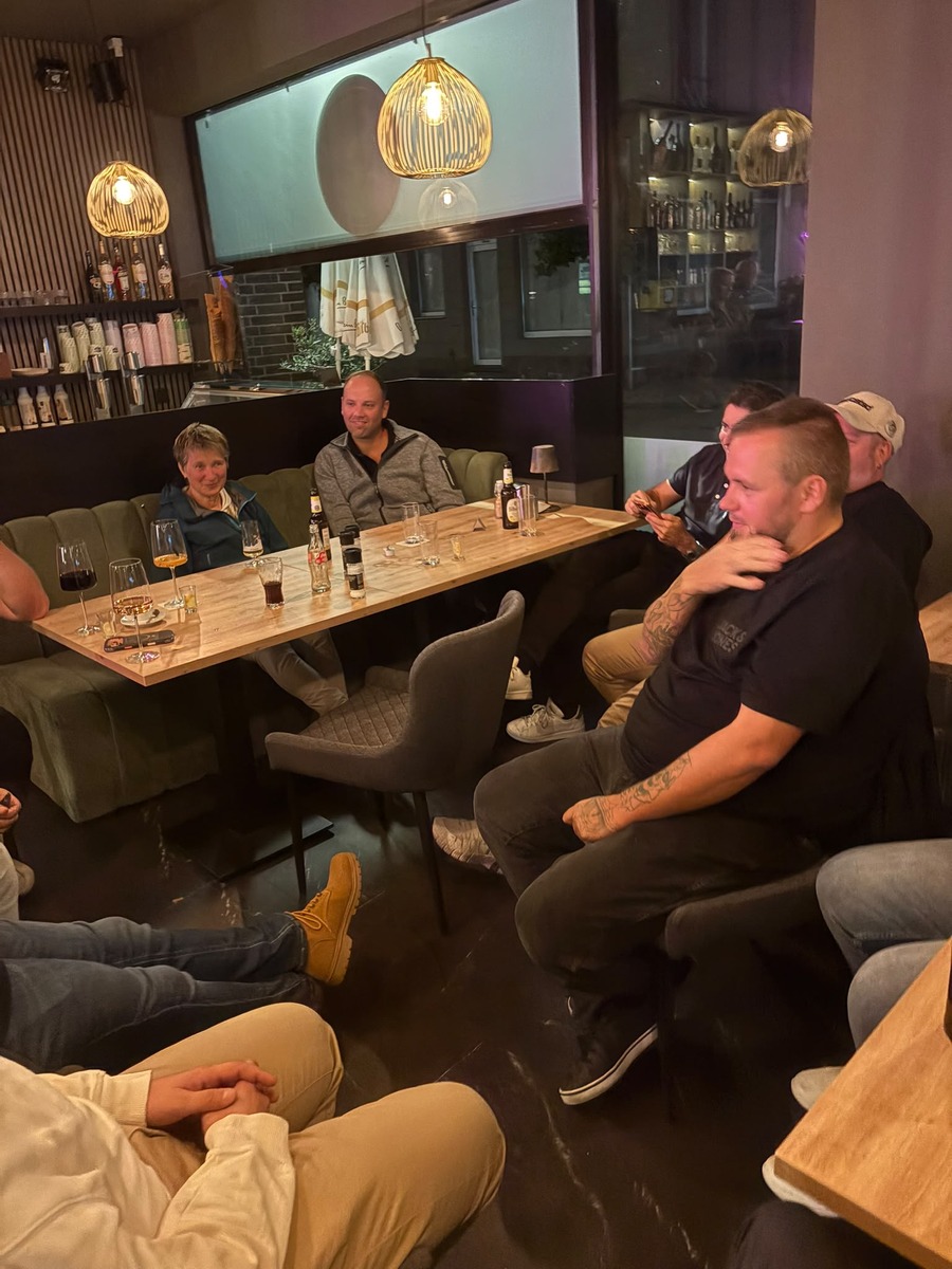 Teilnehmer sitzen abends zusammen