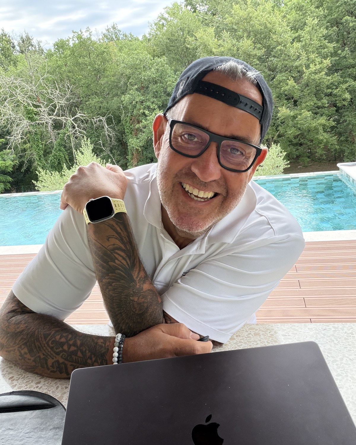 Ralf Schmitz arbeitet mit dem Laptop am Pool in Kroatien