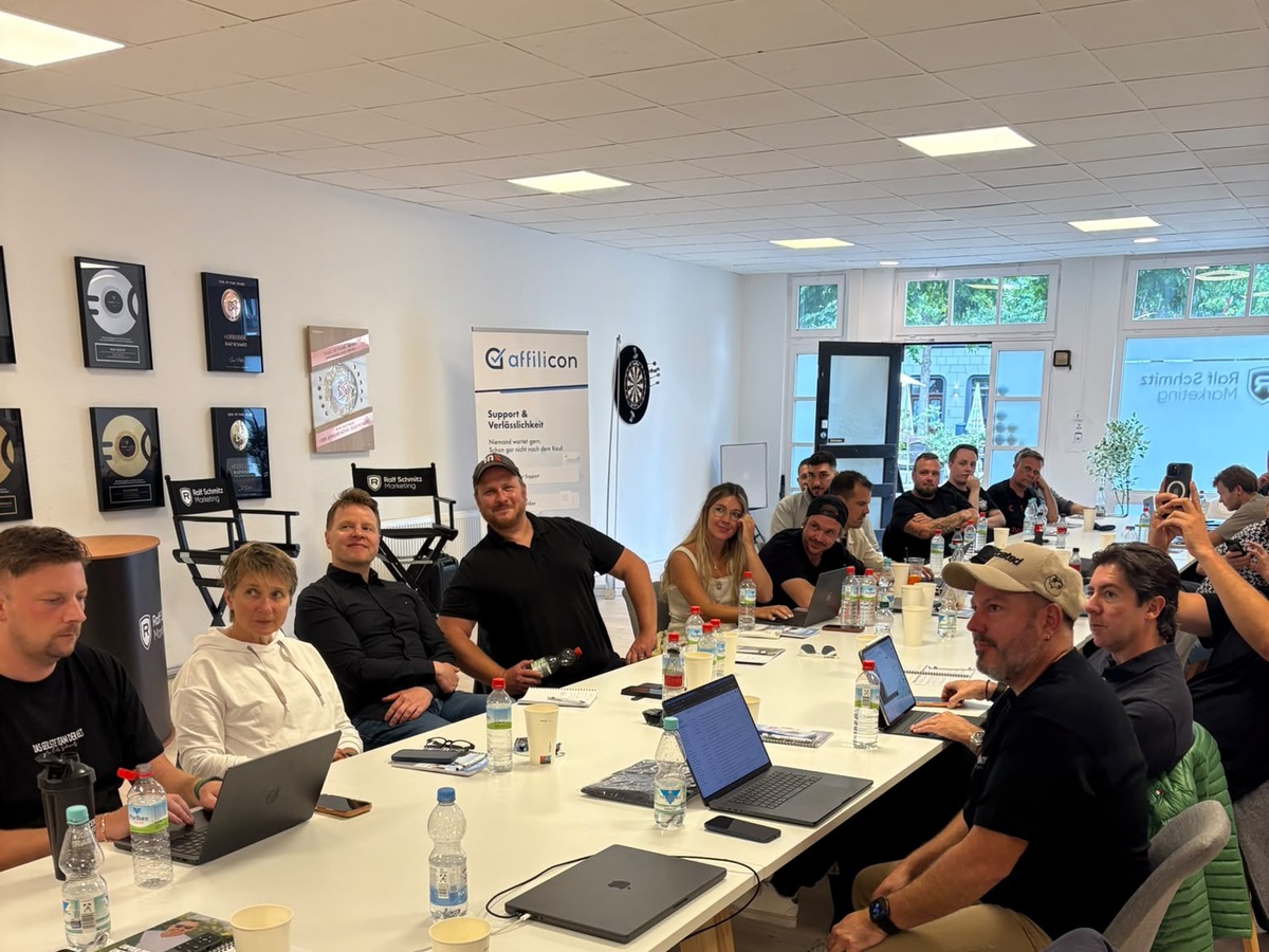 Die Runde am langen Tisch im Office von Ralf Schmitz