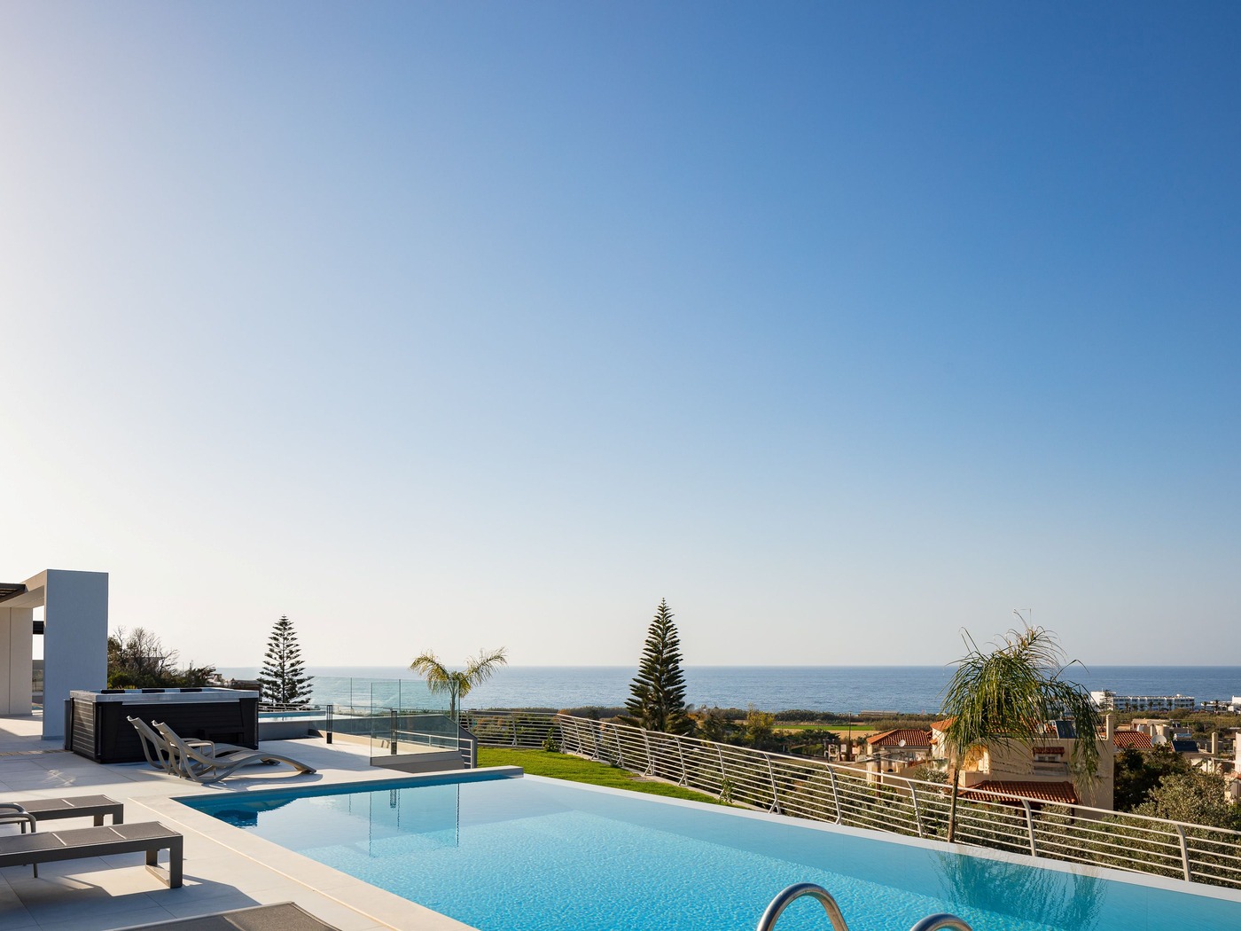 Poolterrasse mit Blick aufs Meer