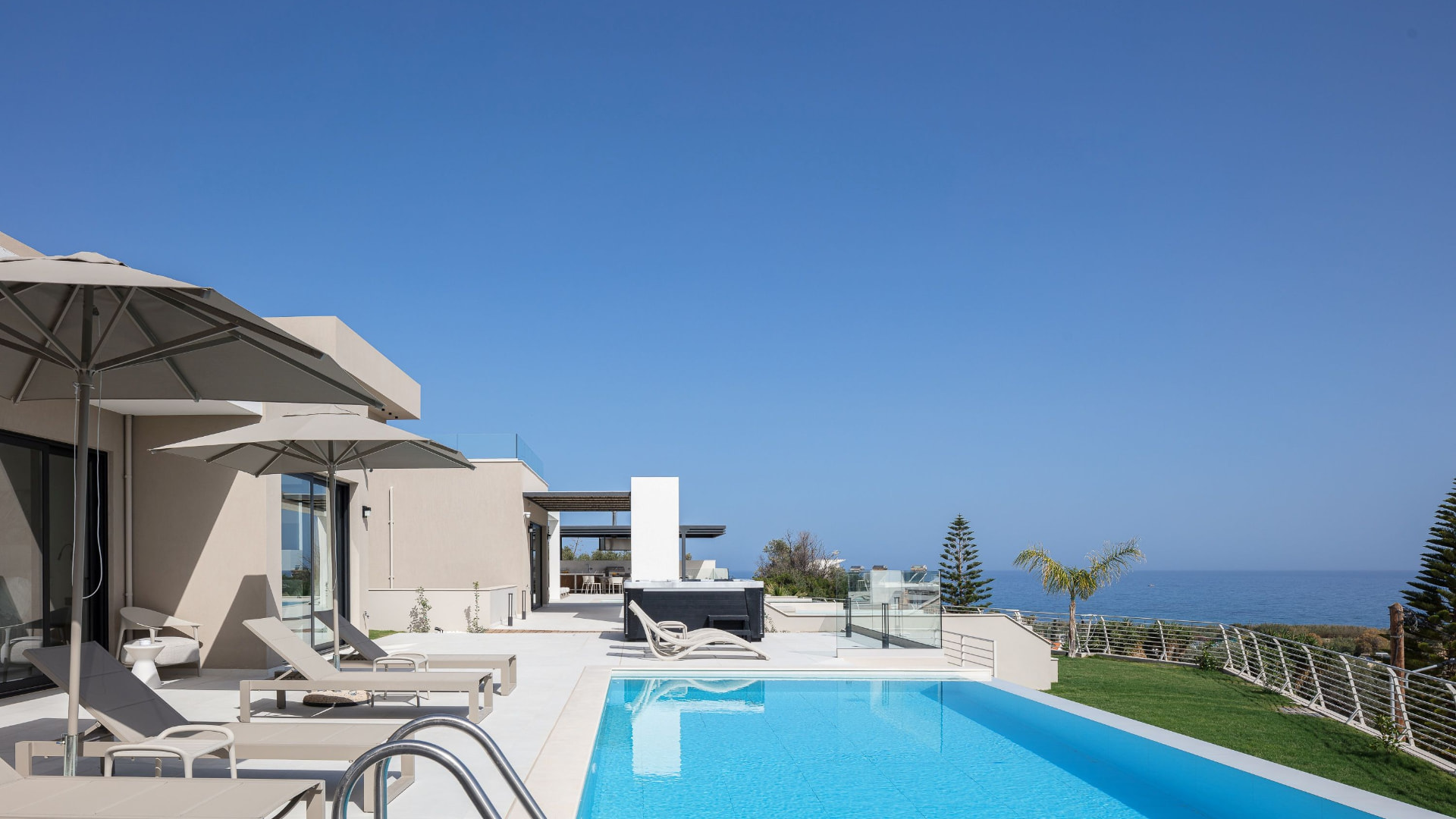 Poolterrasse einer Villa auf Kreta mit Blick aufs Meer