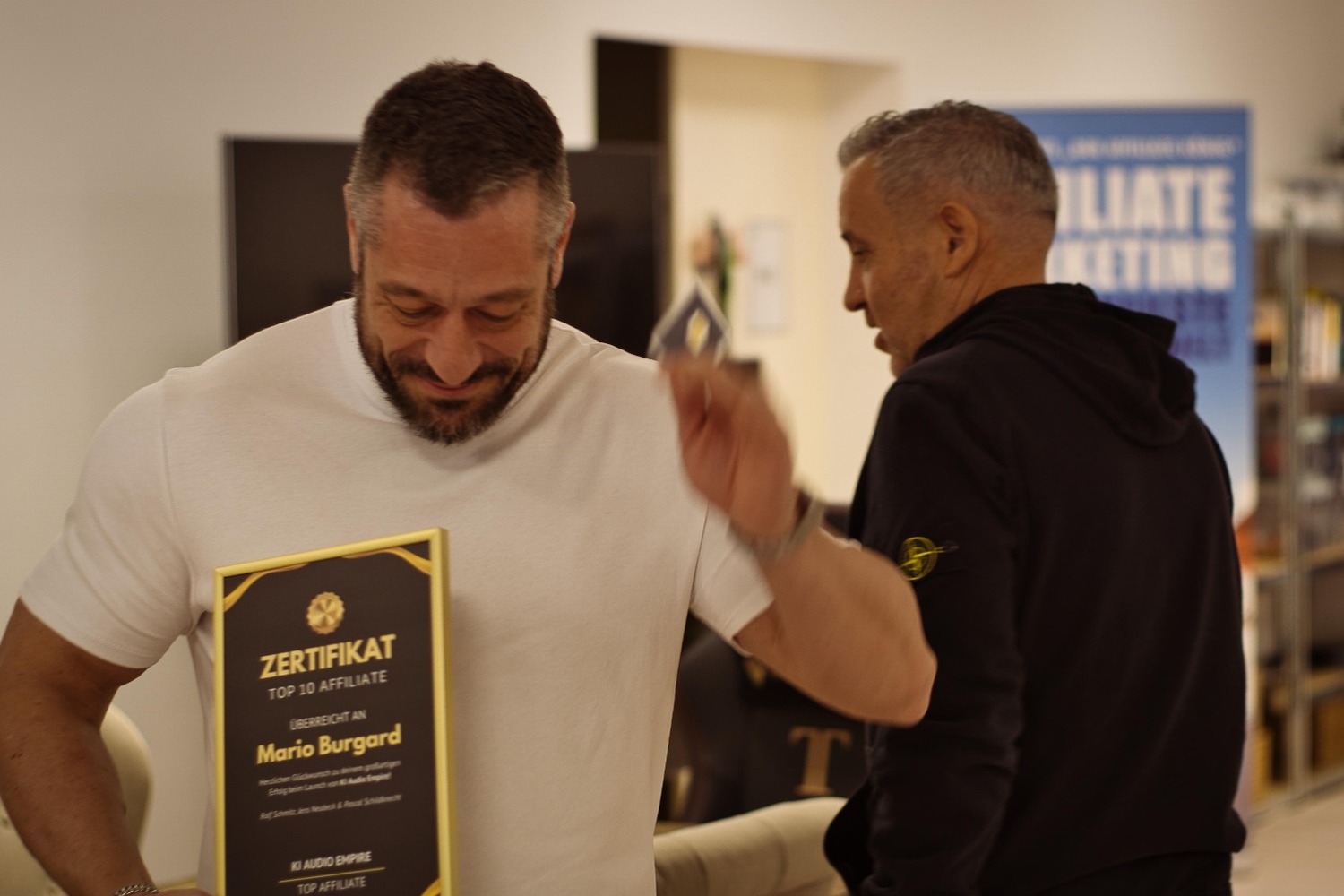 Ein Teilnehmer erhält eine Auszeichnung als Top-Affiliate